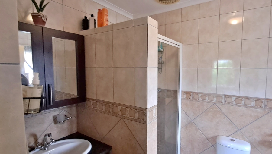 5 Bedroom Property for Sale in Reebok Western Cape